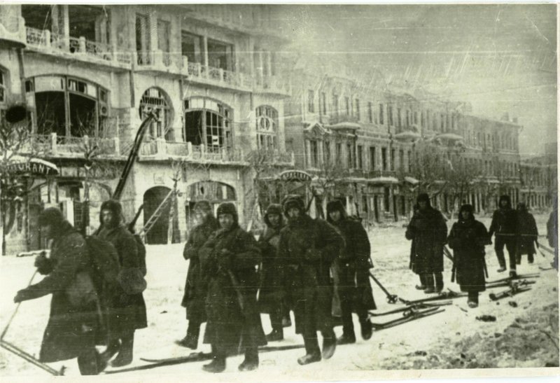 Воины Красной Армии проходят по улицам освобожденного Воронежа. Январь 1943 г.