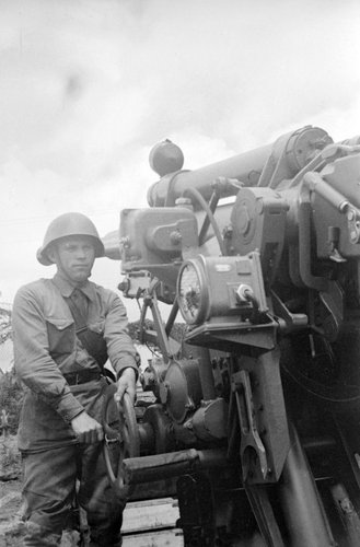 Зенитчик одной из батареи Ф.Ф. Дергаленко наводит орудие на цель