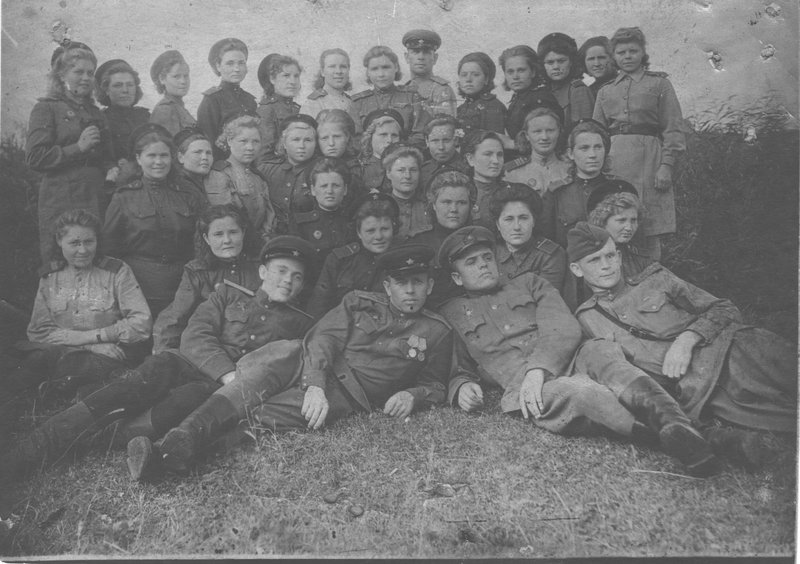 Зенитчица Афанасьева (Нестеренко) Н.С. (пятая слева в верхнем ряду) с однополчанами