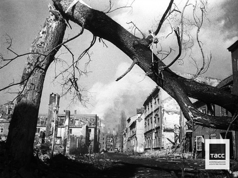 Вид одной из улиц Эльбинга после боев за освобождение его от гитлеровских войск, 1945 год