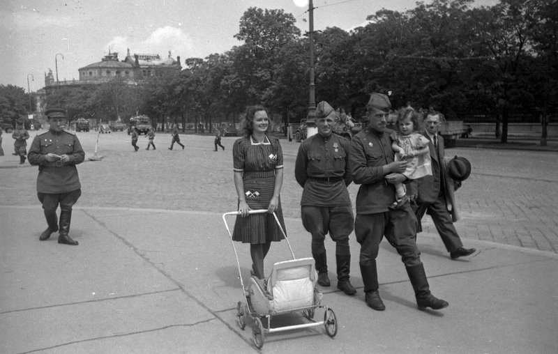 Советские бойцы, принимавшие участие в освобождении г. Вены, гуляют по одной из улиц города вместе с его жителями