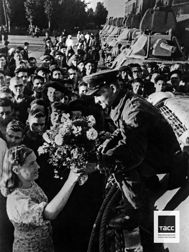 Работники Сталинградского тракторного завода им. Ф.Э. Дзержинского во время передачи воинам Красной Армии колонны новых танков