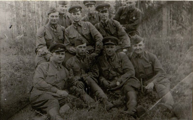 Фотография: Командир полка Кадацкий и Начальник штаба полка Жилин среди офицеров полка. 1942 г.