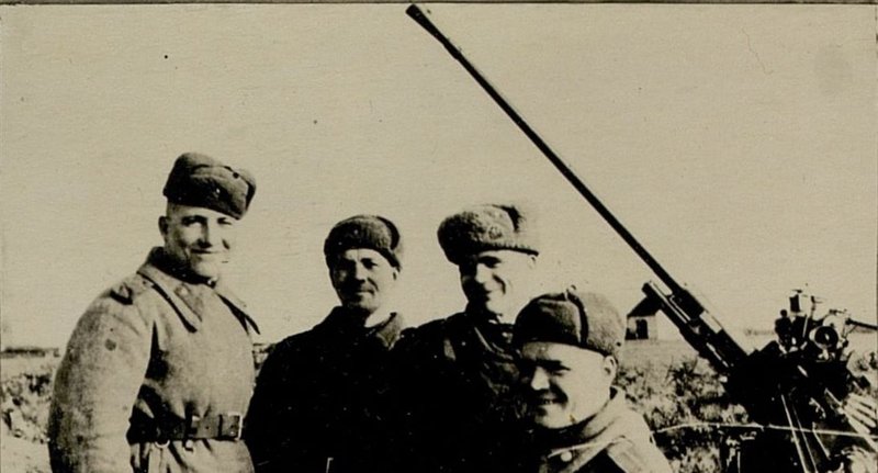 Фотография: Командиры орудий 2 батареи, стрелкового батальонаившие за Силезскую операцию 25 самолетов противника: Старший Сержант  Кротов В.В., Младший сержант Мишакин А.И., сержант Хижняк П.В., старшина Чучукалов А.Г.