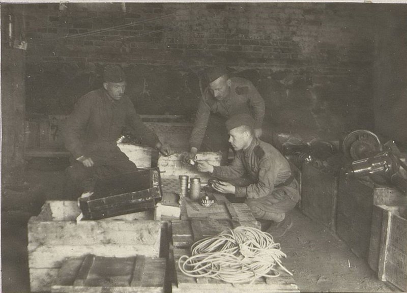 Фотография: Зав. хранилищем автомобильного и аэродромного имущества  старший сержант Рассказов и др.