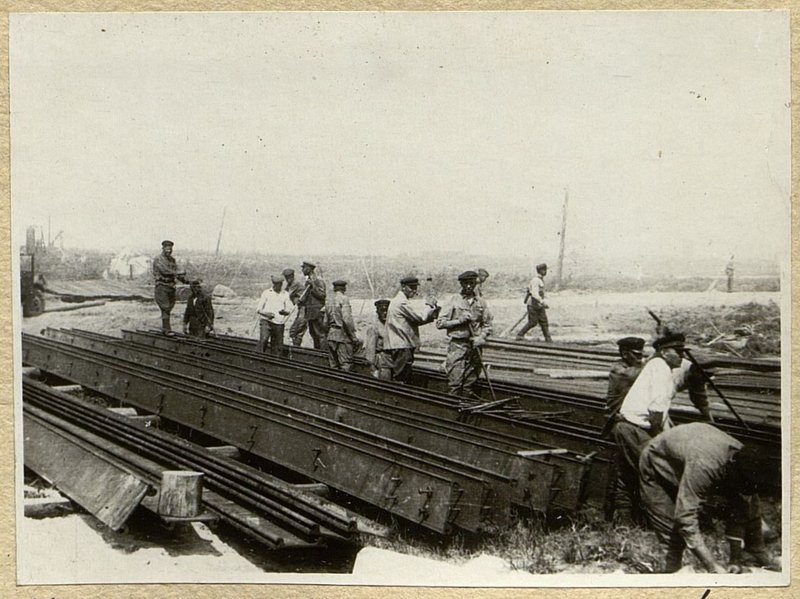 Фотография: Механическая сверловка отверстий и предварительная сборка пакетов из шпунта Локкована