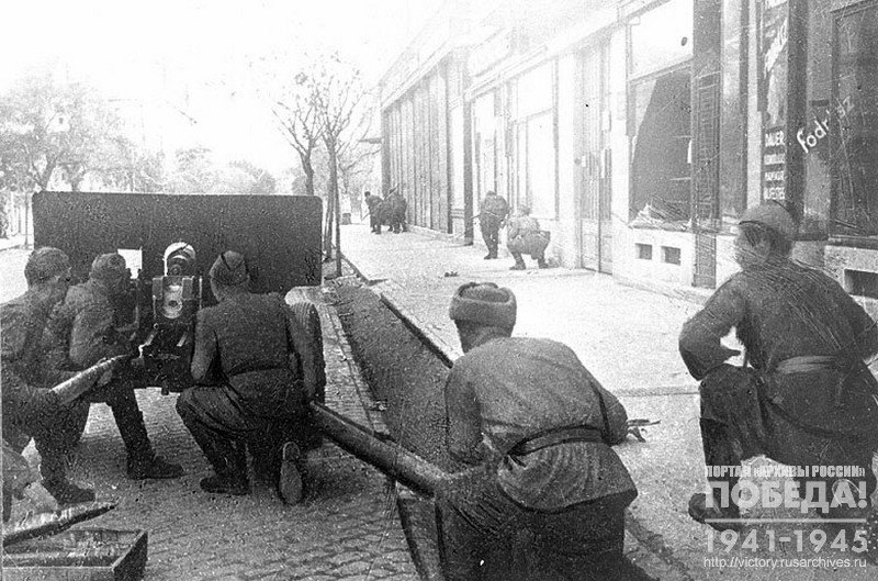 Soviet soldiers and artillerymen in combat in one of the streets of Kechkemet