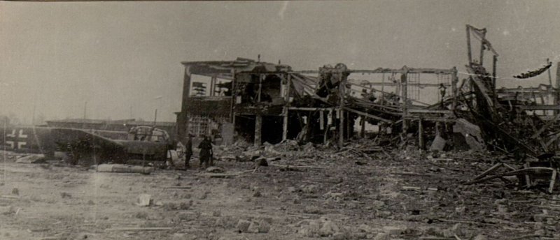 Фотография: Взорванный ангар на аэродроме Линденау