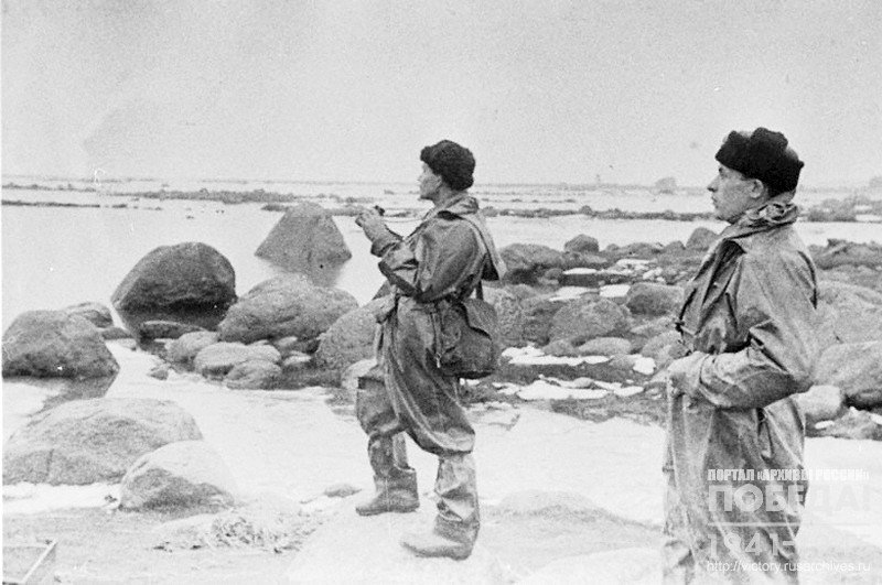 Майор В.С. Волин и боцман И.В. Капустин, высадившиеся с десантом на остров Сейскаари, за осмотром побережья острова