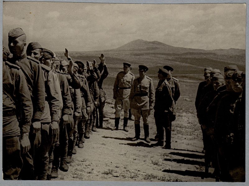 Фотография: Командир полка поверяет Р.В.Р. (ремонтно - восстановительную роту)