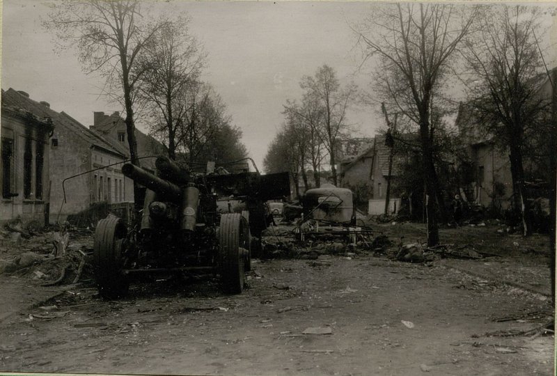 Фотография: 150 м/м орудие с тягачом подбитое нашей артиллерией 28.4.45г. в дер. Хальбе