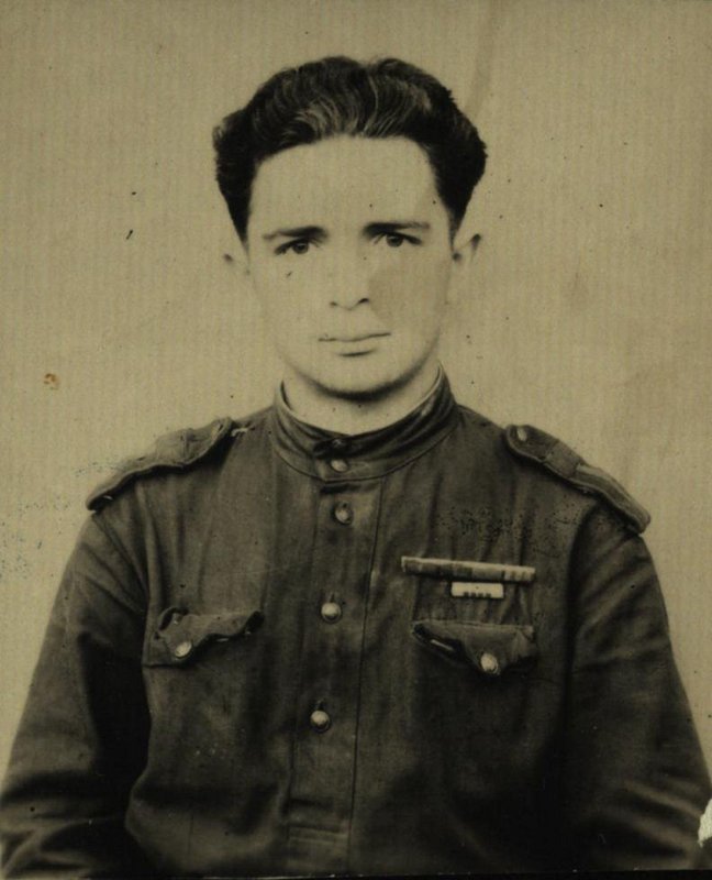 Авиамеханик полка «Нормандия-Неман» Александр Алексеевич Капралов.  Восточная Пруссия, г. Эльбинг