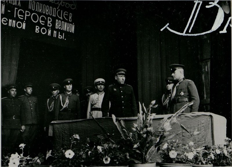 Фотография: Вручение военным министром Болгарии генерал-полковником Д. Велчевым болгарских орденов советским генералам и офицерам