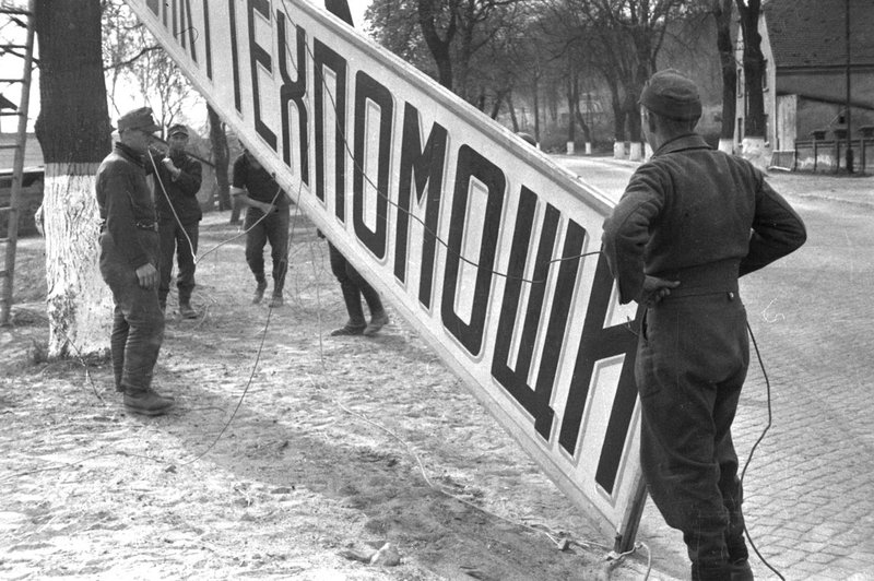 Жители города на разборке завалов, оставшихся после окончания боев и уборке улиц (Берлин)