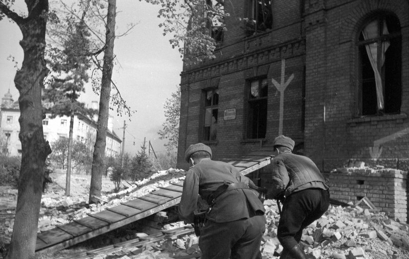 Soviet submachine gunners are fighting on the outskirts of Vienna