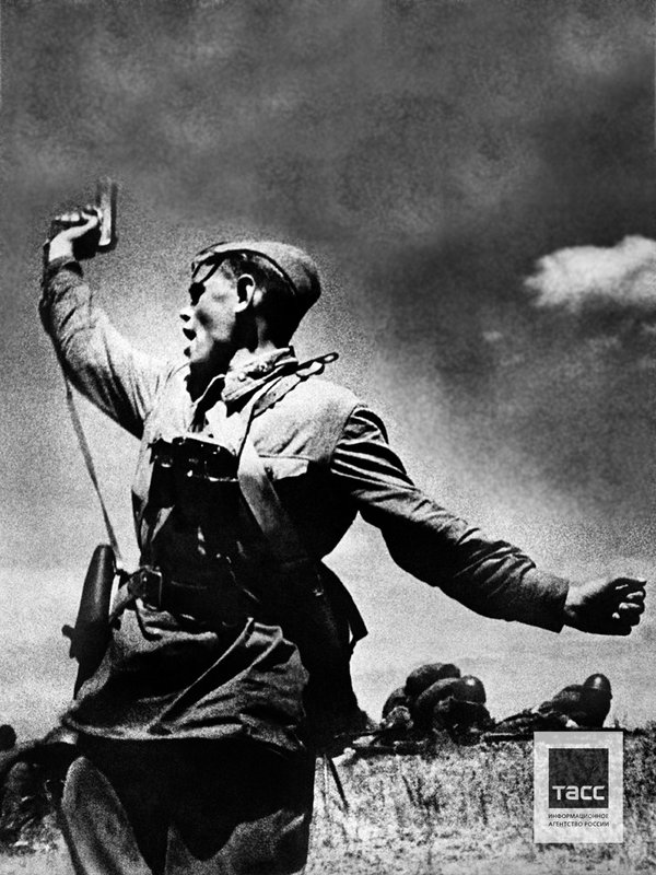 Commander of Battalion Aleksey Eryomenko, Junior Politruk of the 220th rifle regiment, of the 4th rifle division, of the 18th army , 1942