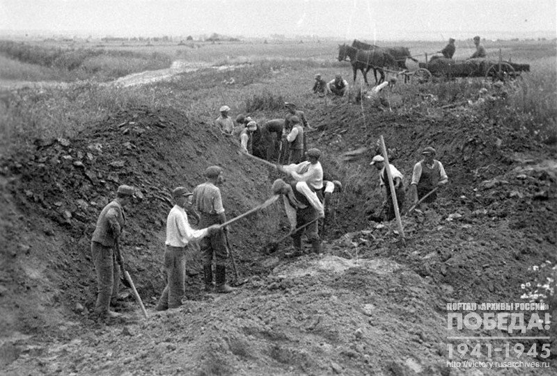 Раскопки в противотанковом рву, где были расстреляны евреи