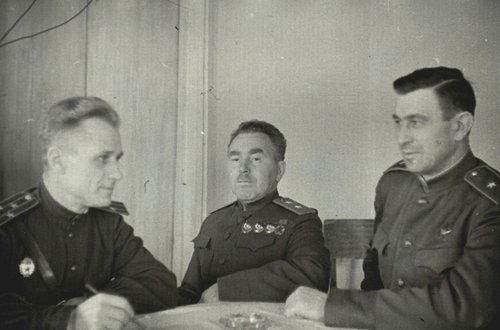 Командующий 1-й гв. армией Кузнецов В.И., члены Воен. совета полковник Колупаев И.Е. и бригадный комиссар  Рыбинский И.Д.