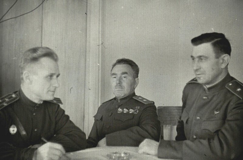 Командующий 1-й гв. армией Кузнецов В.И., члены Воен. совета полковник Колупаев И.Е. и бригадный комиссар  Рыбинский И.Д.