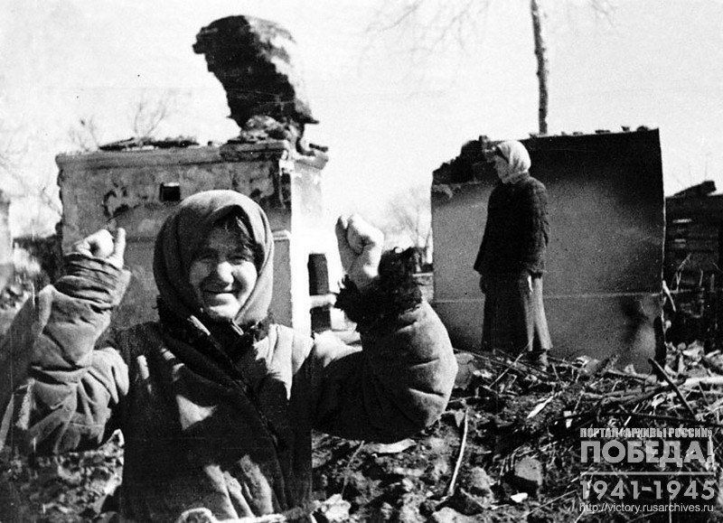 66-летняя колхозница А. Зимина из села Гавриловка, проклинает немцев, которые расстреляли её дочь и внуков