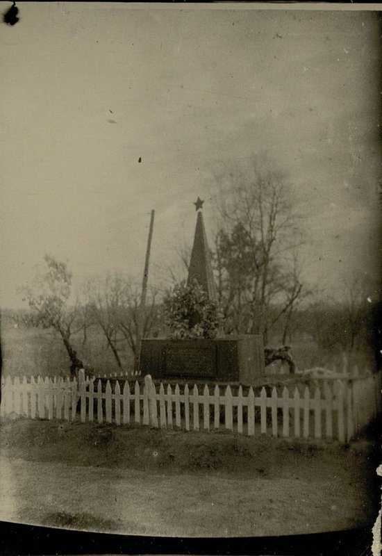 Image: Mass grave with a monument, Shatohumyao village, Heihe province (Manchuria)