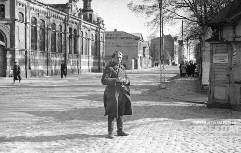 Военный фотокорреспондент фронтовой газеты «Вперёд на врага» Б.Е. Вдовенко на улице г. Лиепая