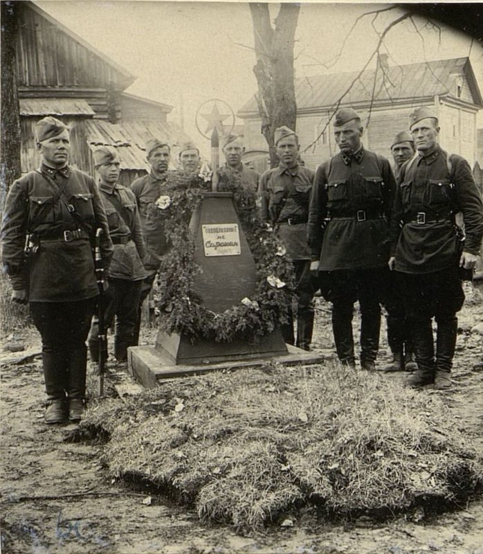 Фотография: Похороны начальника артиллерии подполковника Сорокина, погибшего в бою в мае 1942 года