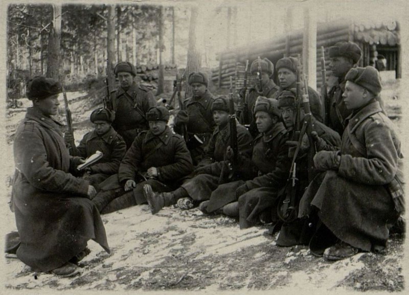 Image: Assistant platoon commander Novikov conducts classes with the Red Army according to the charter