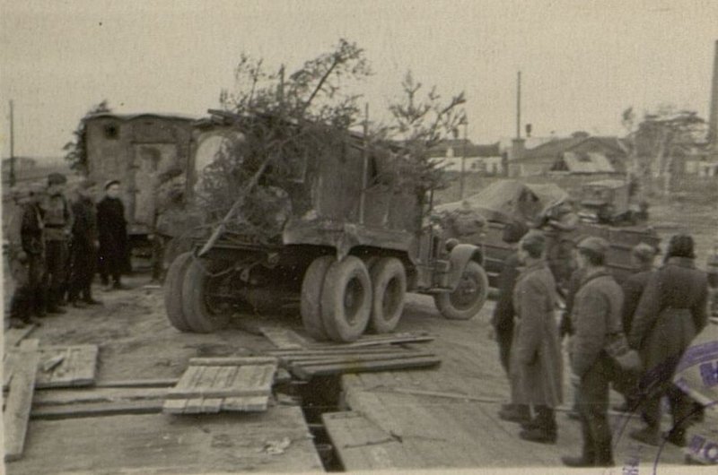 Image: Unloading the material unit at Malaya Vishera station.