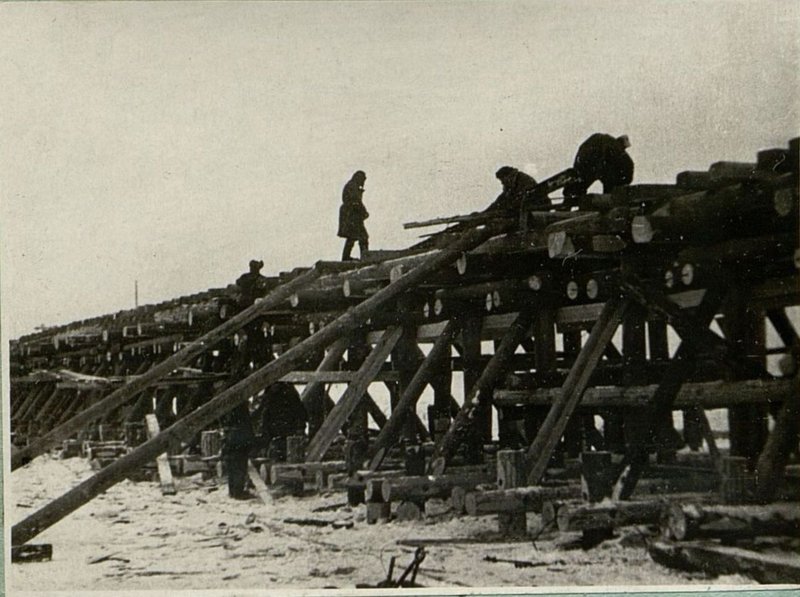 Image: Lifting the rail to the bridge