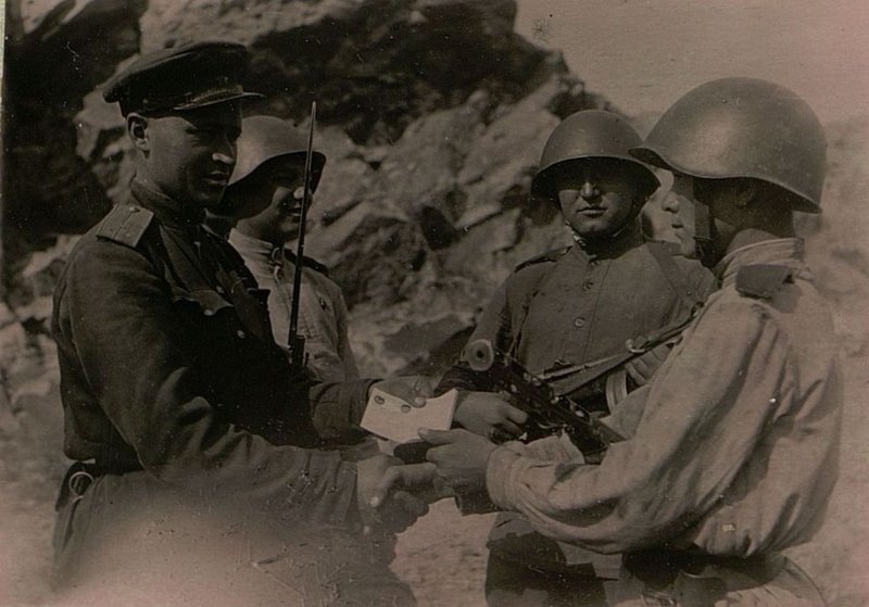 Фотография: Помощник Начальника передового отряда (ПО) 363 стрелковой дивизии Старший лейтенант Яцуков вручает КСМ билет красноармеецу Тетерину