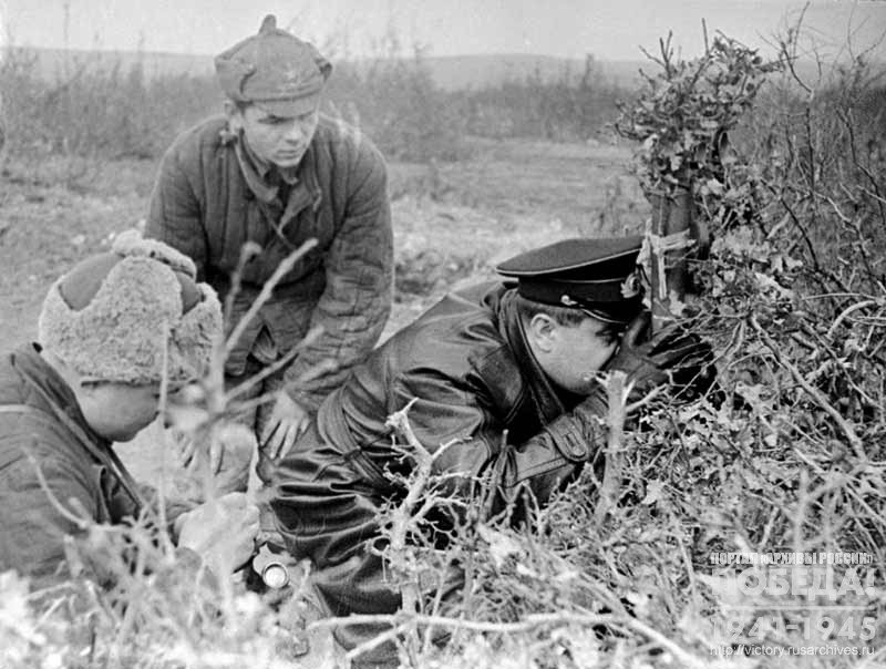 Член Военного совета Черноморского флота Н.М. Кулаков за наблюдением расположения противника на переднем крае обороны