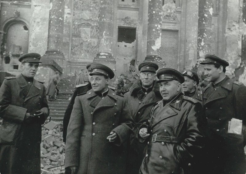 Командующий 3-й ударной армией генерал-полковник Кузнецов В.И. (первый справа) со штабом, рядом член Военного совета генерал-майор Литвинов, начальник штаба армии генерал-лейтенант Буштынович, начальник политотдела полковник Лисицын Ф.Я. и другие