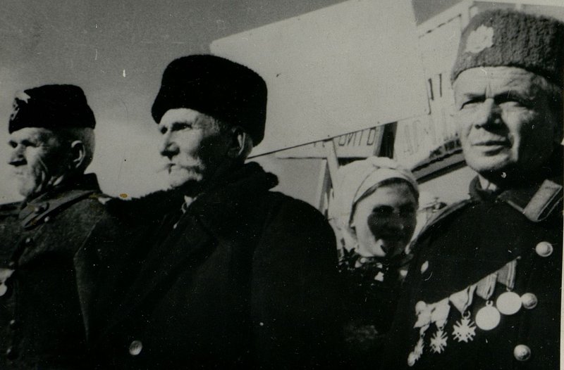Фотография: Генерал-полковник товарищ Бюрюзов вручает ордена Советского Союза болгарским генералам и офицерам