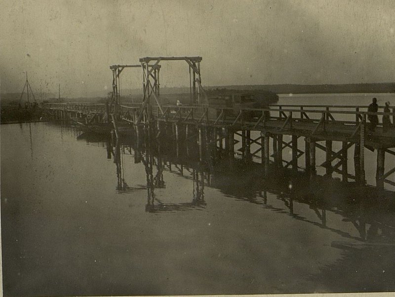 Фотография: Деревянный мост через р. Березина в районе Шатково, захваченный у противника и усиленный в подъемной части понтонами батальона