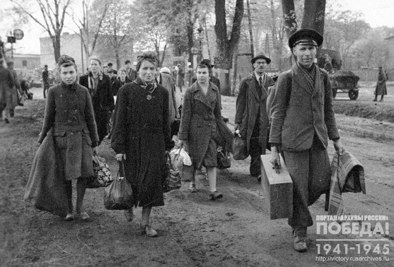 Группа жителей г. Берлина уходит от боёв в городе в расположение наших тылов