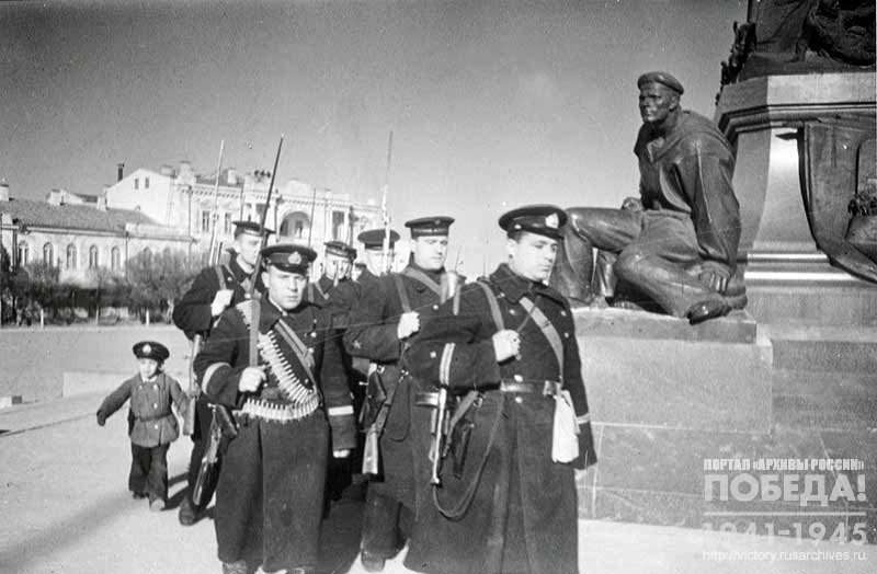 Отряд моряков на улице г. Севастополя