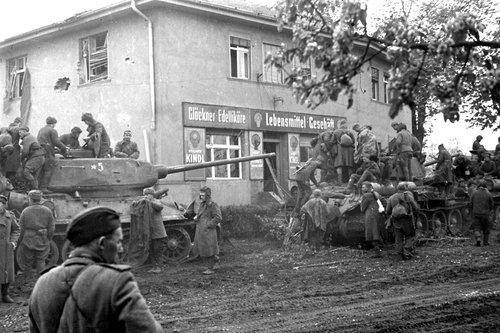 Советская танковая часть с десантом пехотинцев на улице германского городка. 1-й Белорусский фронт