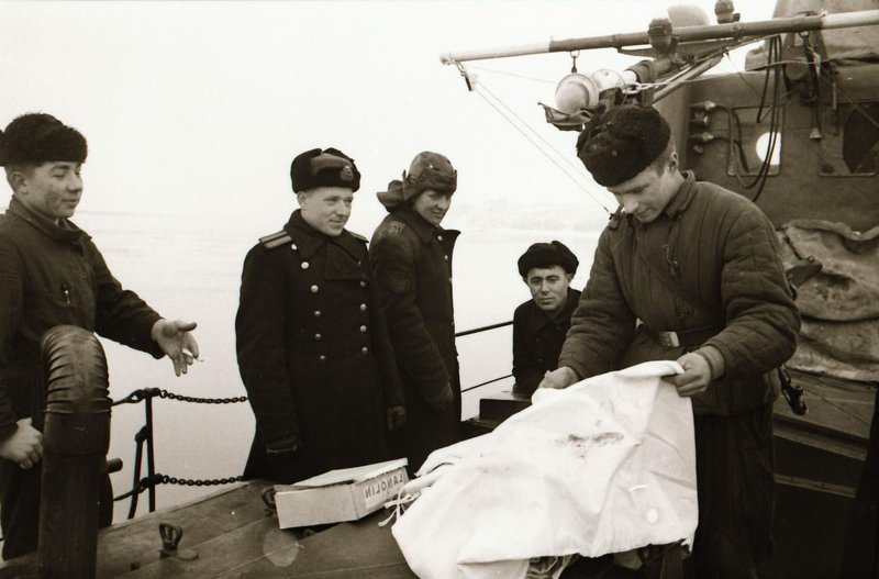 Reconnaissance radio operator Red Navy Manaenko T.S. receives camouflage robes. Dnieper military flotilla