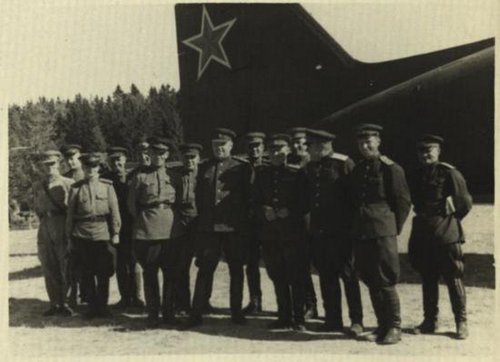 А.М. Василевский (в центре) с группой офицеров и генералов у своего самолета