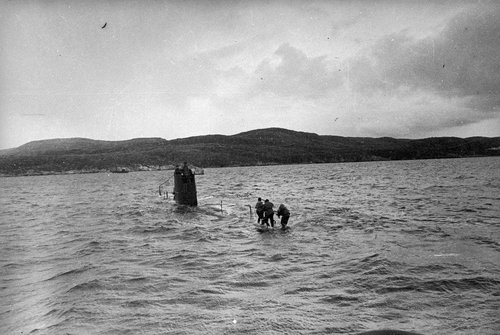 Подводная лодка М-172 («малютка») с экипажем Израиля Фисановича всплывает после выполненного задания. Кольский залив