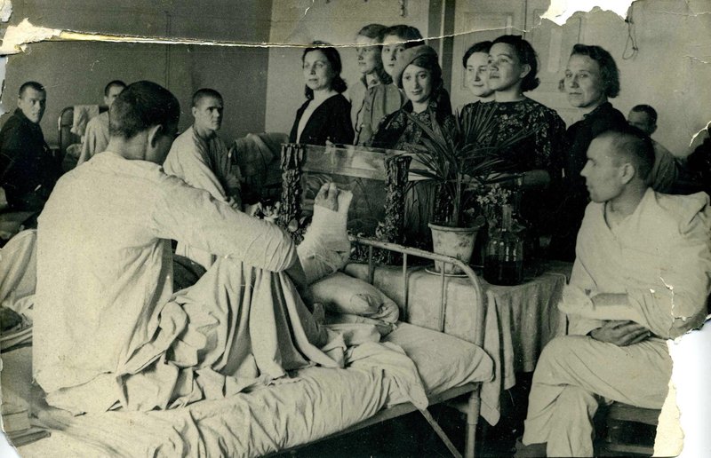 Amateur performance society visit a chamber in evacuation hospital. Kazan. 1941-1945