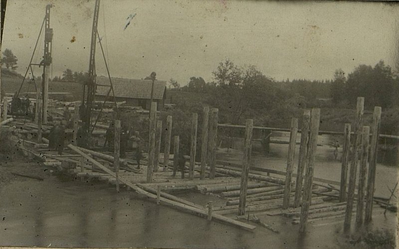 Фотография: Забивка свай в русло реки Сережа