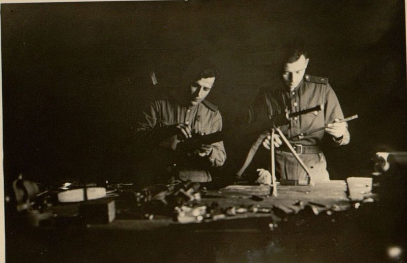 Фотография: Мастера-отличники мастерской Старший Сержан ы Семин С.Г. (слева) и Шедрин Б.Л. за ремонтом ручного пулемета