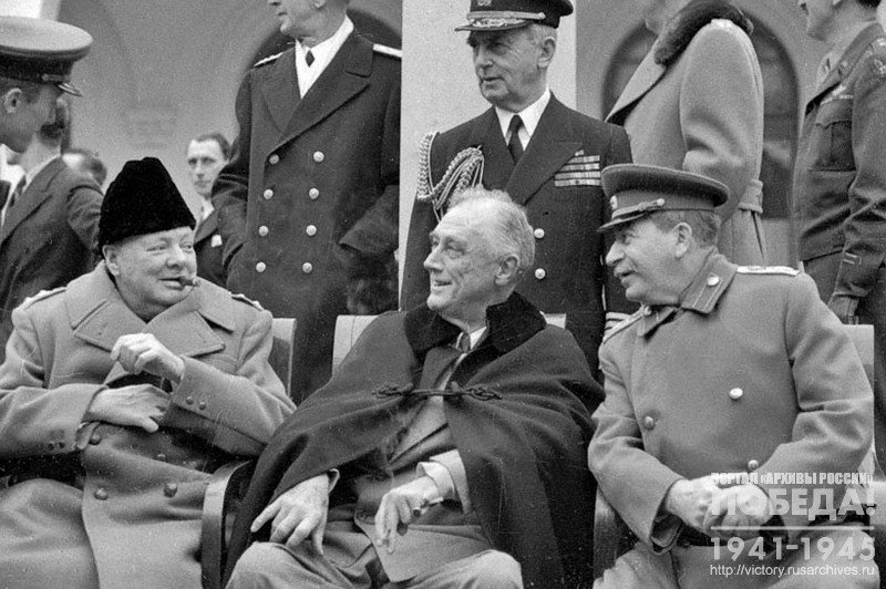 Премьер-министр Великобритании У. Черчилль, Президент США Ф.Д. Рузвельт, глава Советского правительства И.В. Сталин (сидят слева направо), адмирал В. Леги (стоит в центре) фотографируются для прессы в дни Крымской конференции