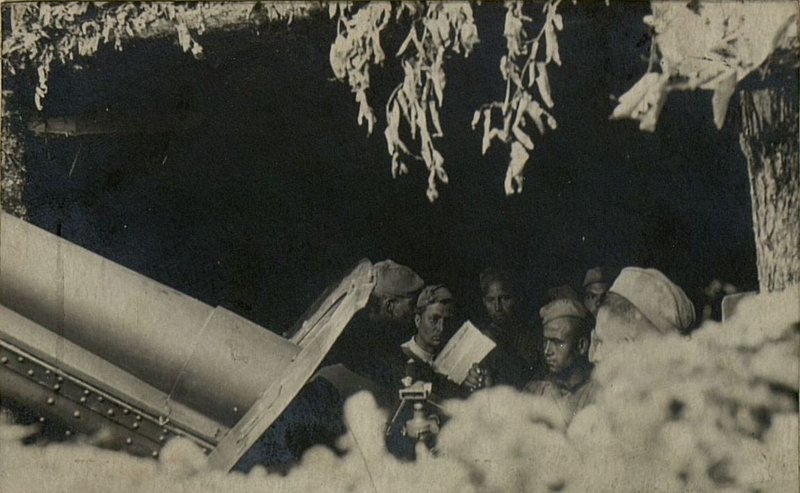 Фотография: Орудийный расчет сержанта Чернова Н.И. отличившийся в боях за г. Новороссийск - ведя огонь прямой наводкой.