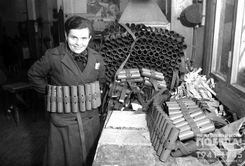 Начальник одного из цехов обувно-шорной фабрики райпромтреста Пролетарского района А.И. Талаева с патронташем для мин