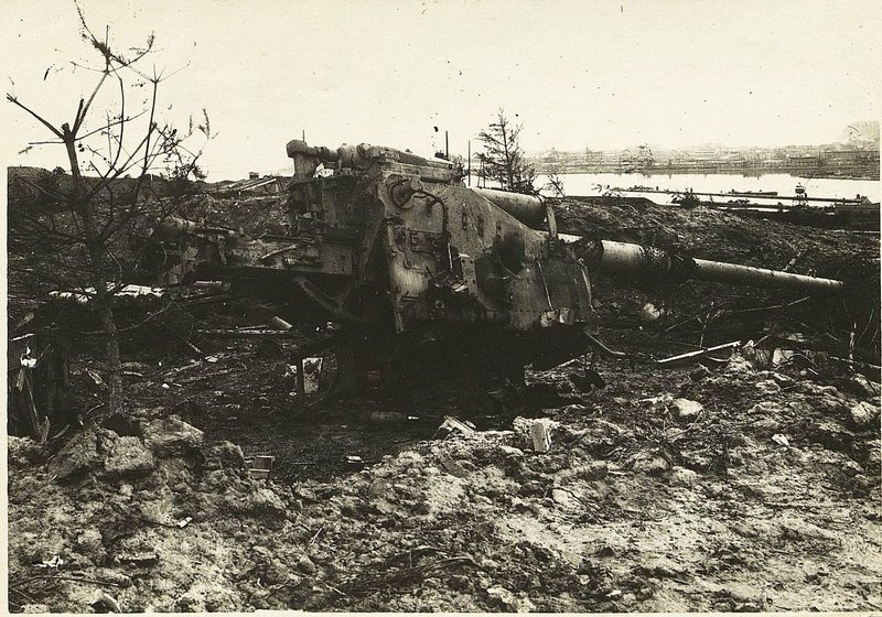 Фотография: Район Гдыня. Орудие поврежденное бомбардированием в населенном пункте Оксхефт