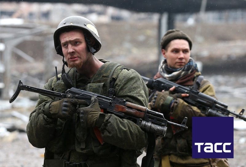 Бойцы подразделения «Сомали» на территории разрушенного аэропорта