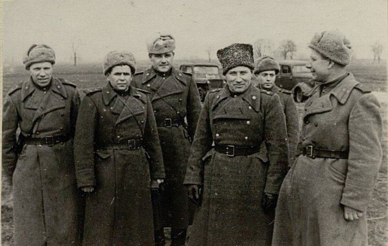 Фотография: Командир дивизии Полковник Ордановский с офицерами 979 артиллерийского полка
